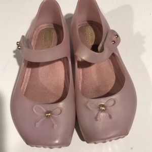 Pink shoes with bow and gold accent
